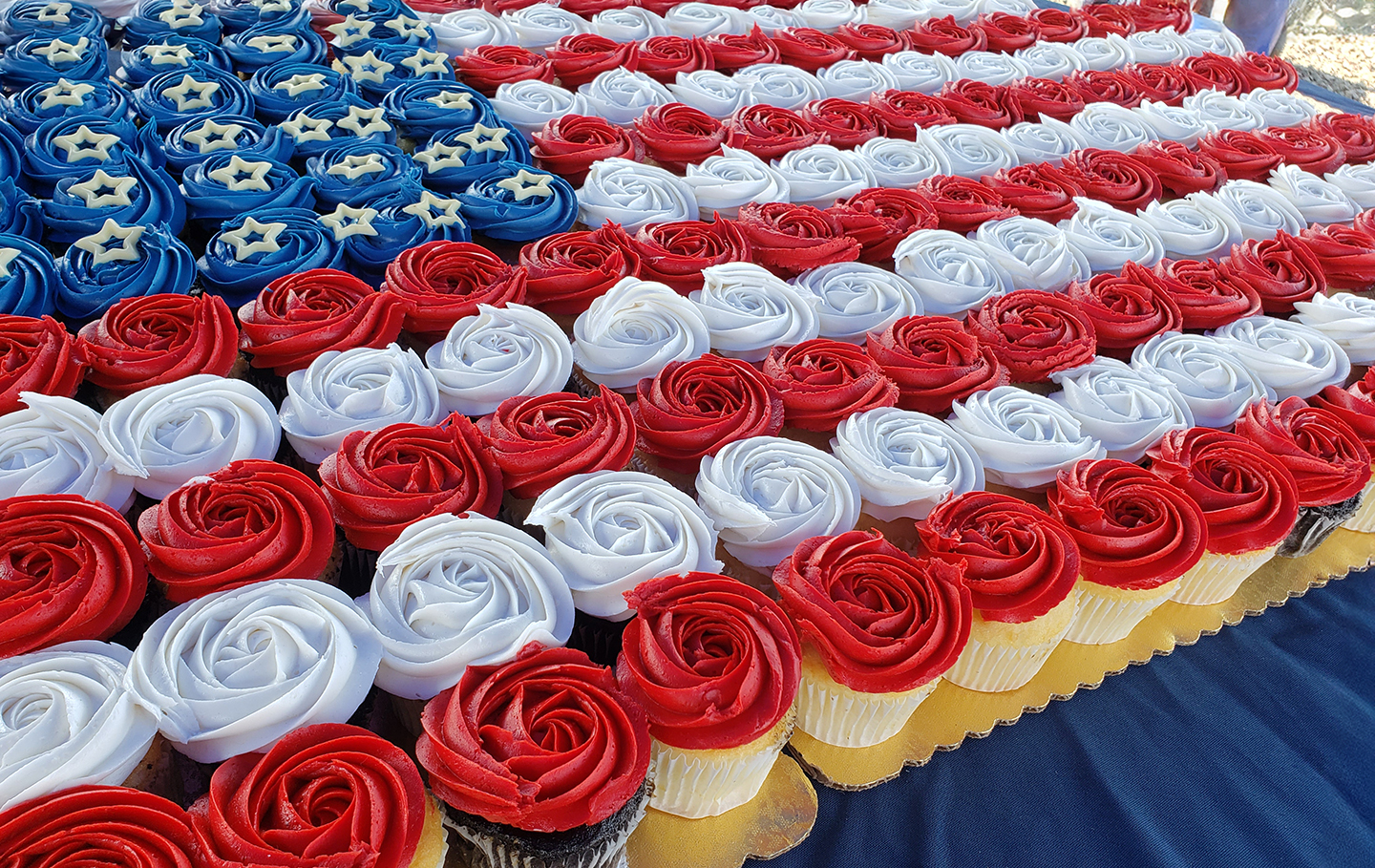 cupcakes decorated like usa flag